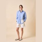 Camisa de corte clásico, celeste con Flor calada.