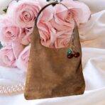 Bolso tipo Boho bag en gamuza sintética.