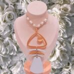 Collar largo de diseño artístico y geométrico - Imagen 2