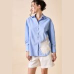 Camisa de corte clásico, celeste con Flor calada. - Imagen 2