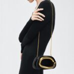 Mini Bag Negra con dorado cuero ecológico - Imagen 4