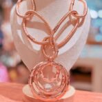 Collar Dorado de diseño artístico. - Imagen 3