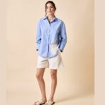 Camisa de corte clásico, celeste con Flor calada. - Imagen 5