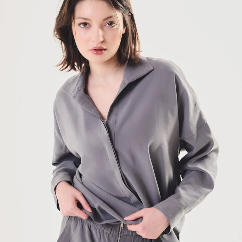 4 Camisa oversize de satén. - Imagen 1