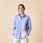 Camisa de corte clásico, celeste con Flor calada. - Imagen 4