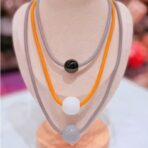 Collar de 3 largos de diseño artístico. - Imagen 2