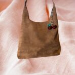 Bolso tipo Boho bag en gamuza sintética. - Imagen 2