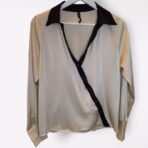 Camisa de satén bicolor.