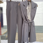 Chaleco largo y pantalón sastrero.