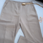 Pantalón beige con tajo trasero.