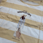 Remera rayada con estampa - Imagen 2