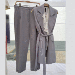 Chaleco largo y pantalón sastrero. - Imagen 8