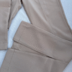 Pantalón beige con tajo trasero. - Imagen 5