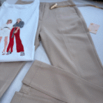 Pantalón beige con tajo trasero. - Imagen 8