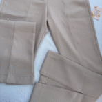 Pantalón beige con tajo trasero. - Imagen 3