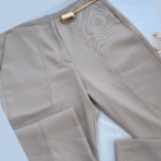 Pantalón beige con tajo trasero. - Imagen 4